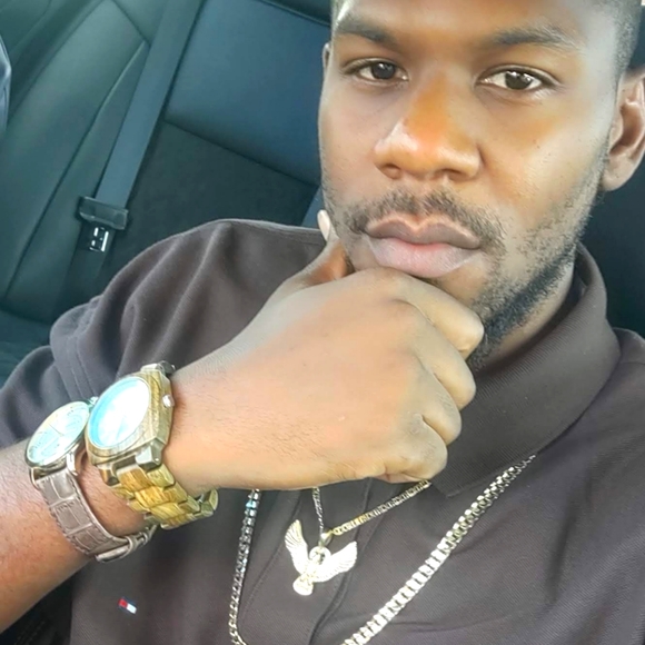 It's alot of low ballers on Poshmark‼️😏 - Picture 3 of 11